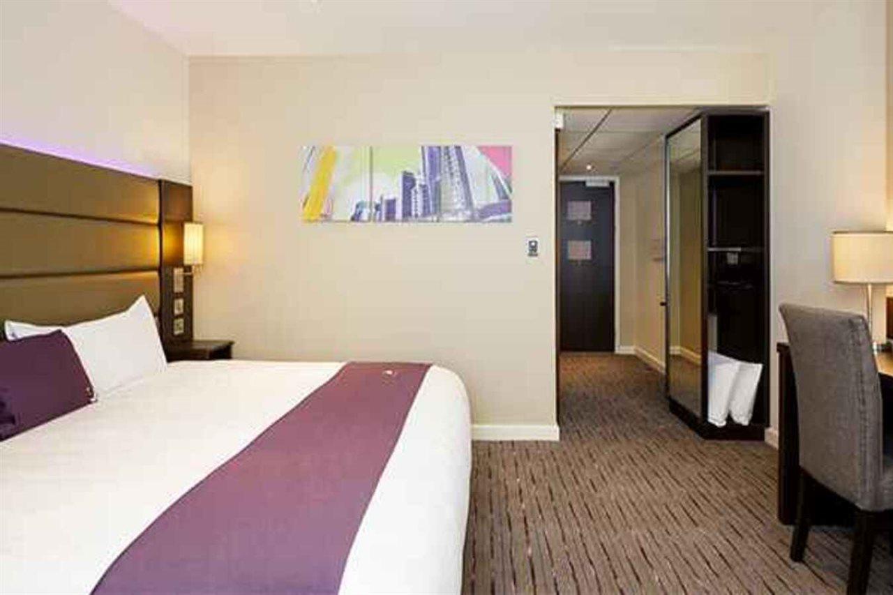 Premier Inn Milton Keynes Central Экстерьер фото